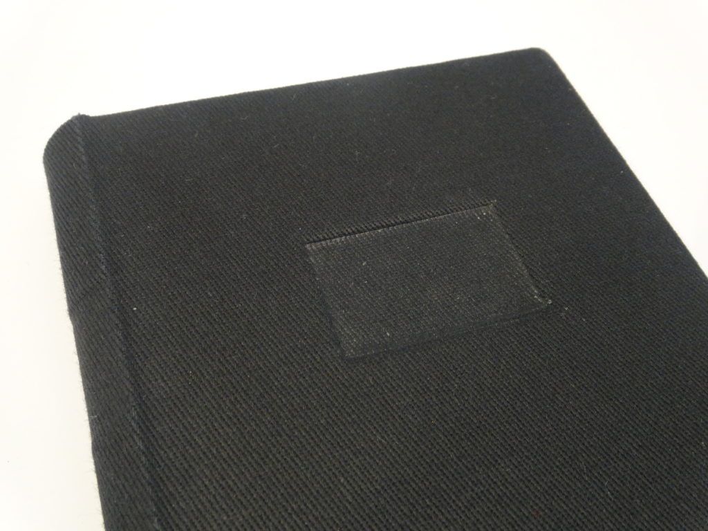 Vertieftes Schild / Foto