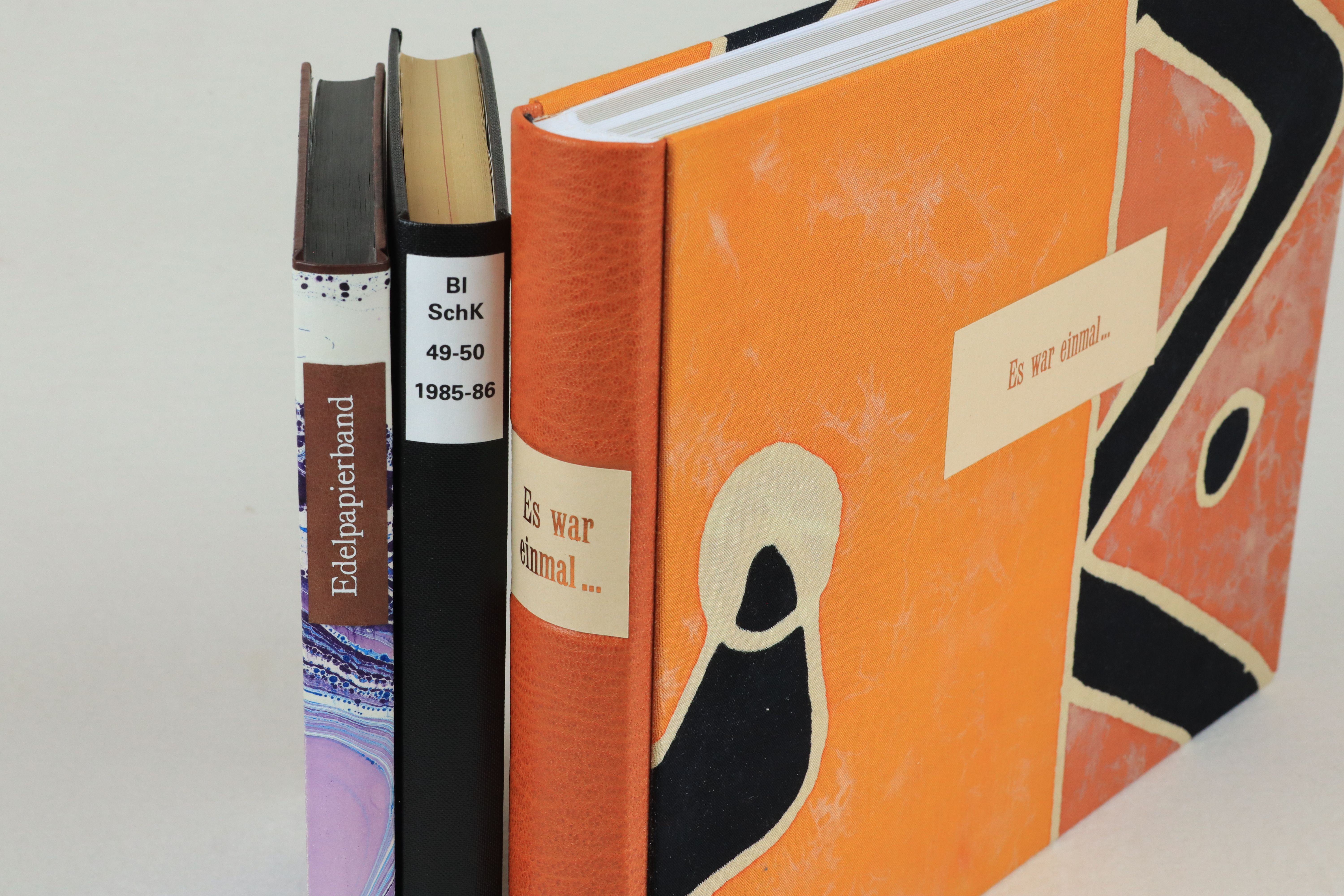 Bedruckte und geprägte Schilder