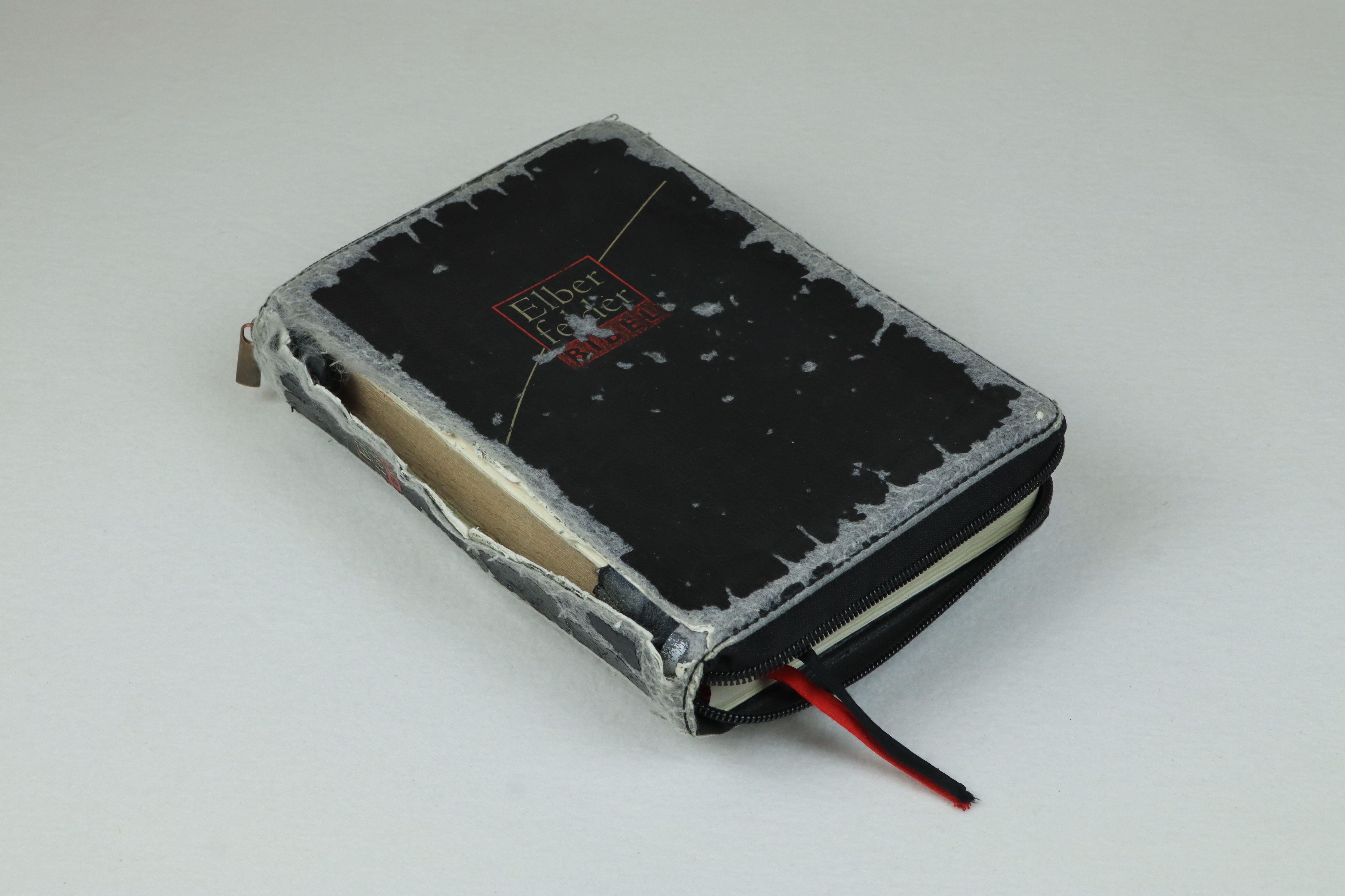 Defekte Bibel mit gerissenem Scharnier und abgegriffenem Überzug