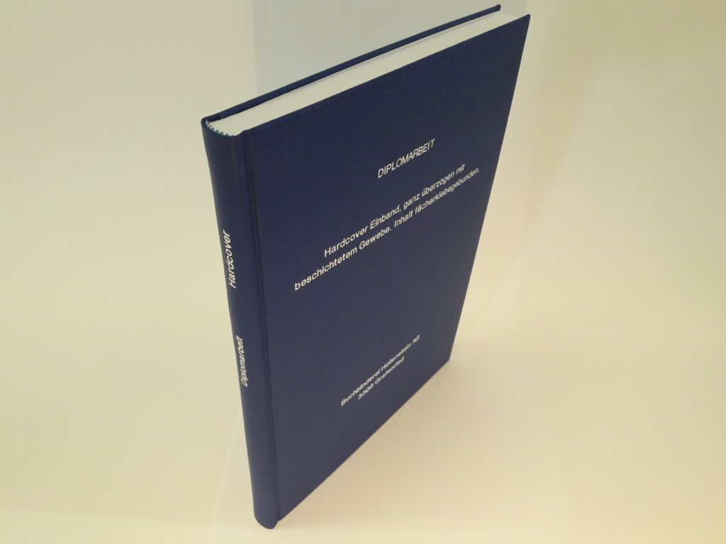 Neuer Rücken mit Überzug über die Decke geklebt (überzogen). 