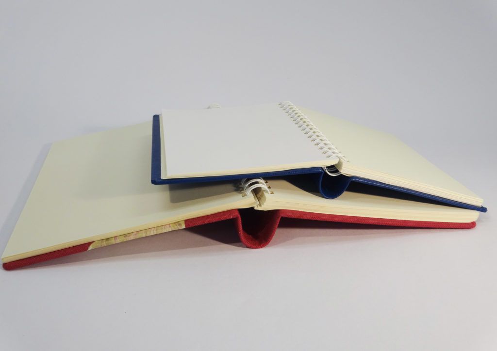 Drahtschlaufenbindung-Buch: Decke mit rundem Rücken