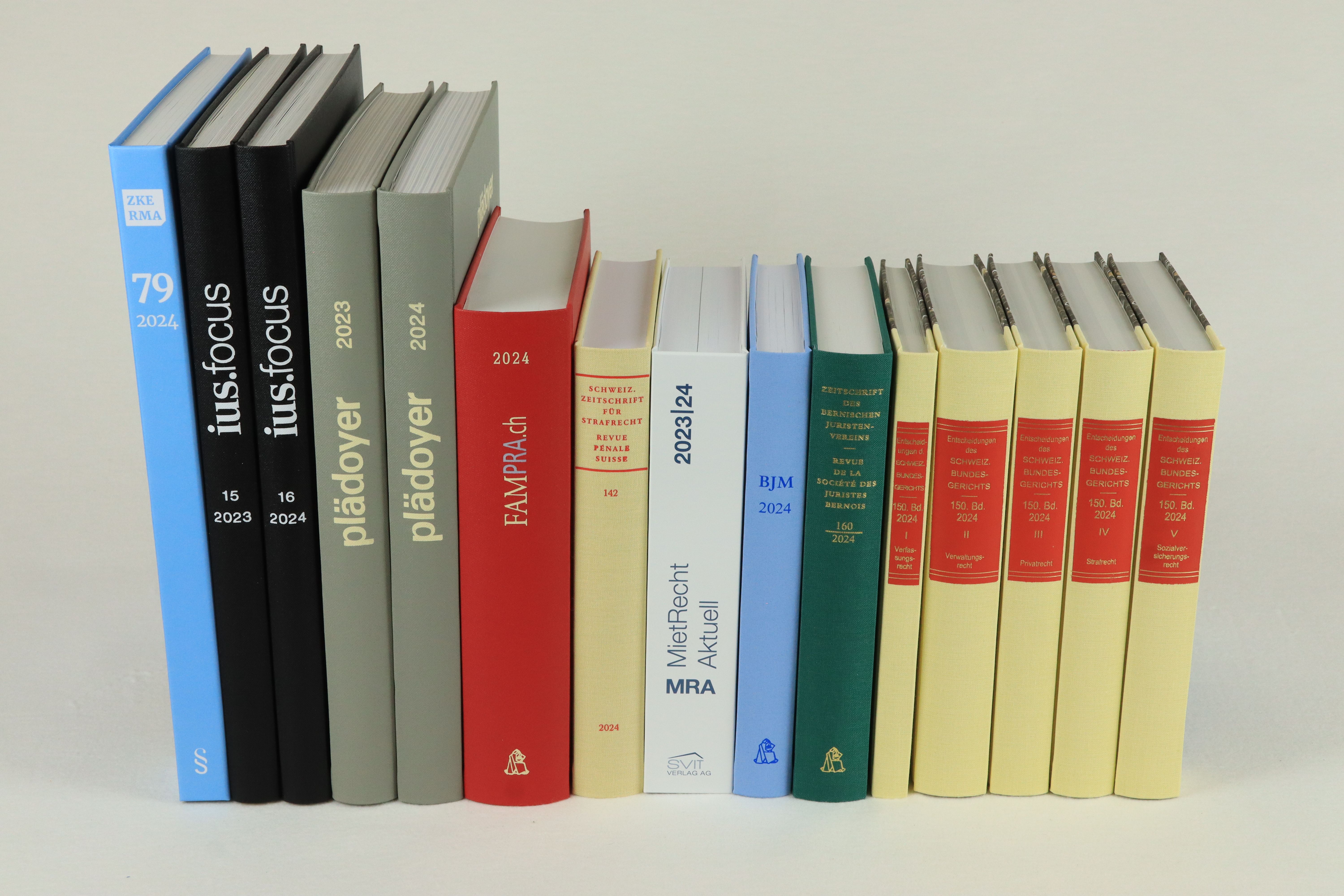 Diverse juristische Zeitschriftenbände