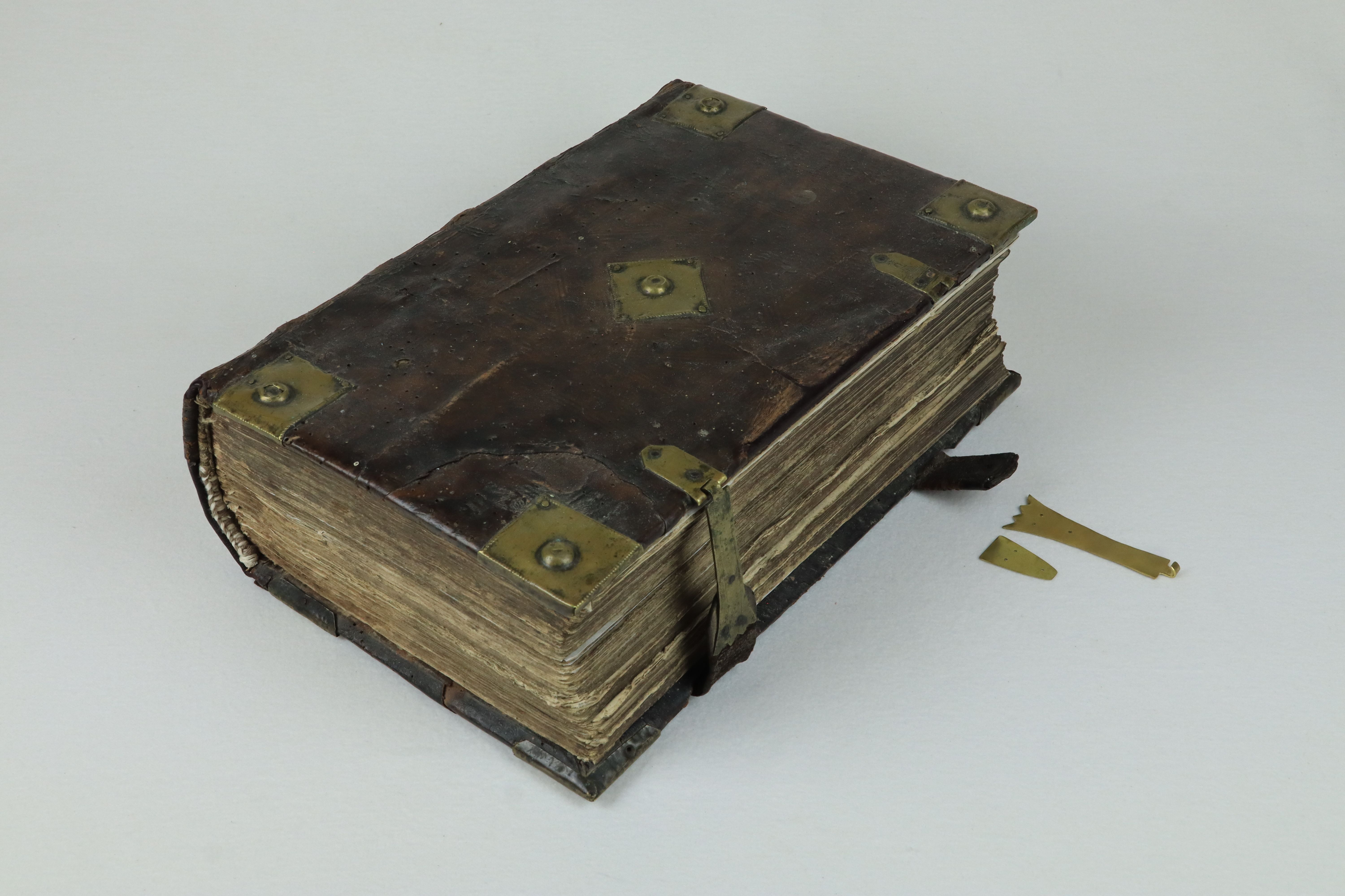 Luther Bibel im Restaurierungsprozess mit neu gefertigten Schliessen