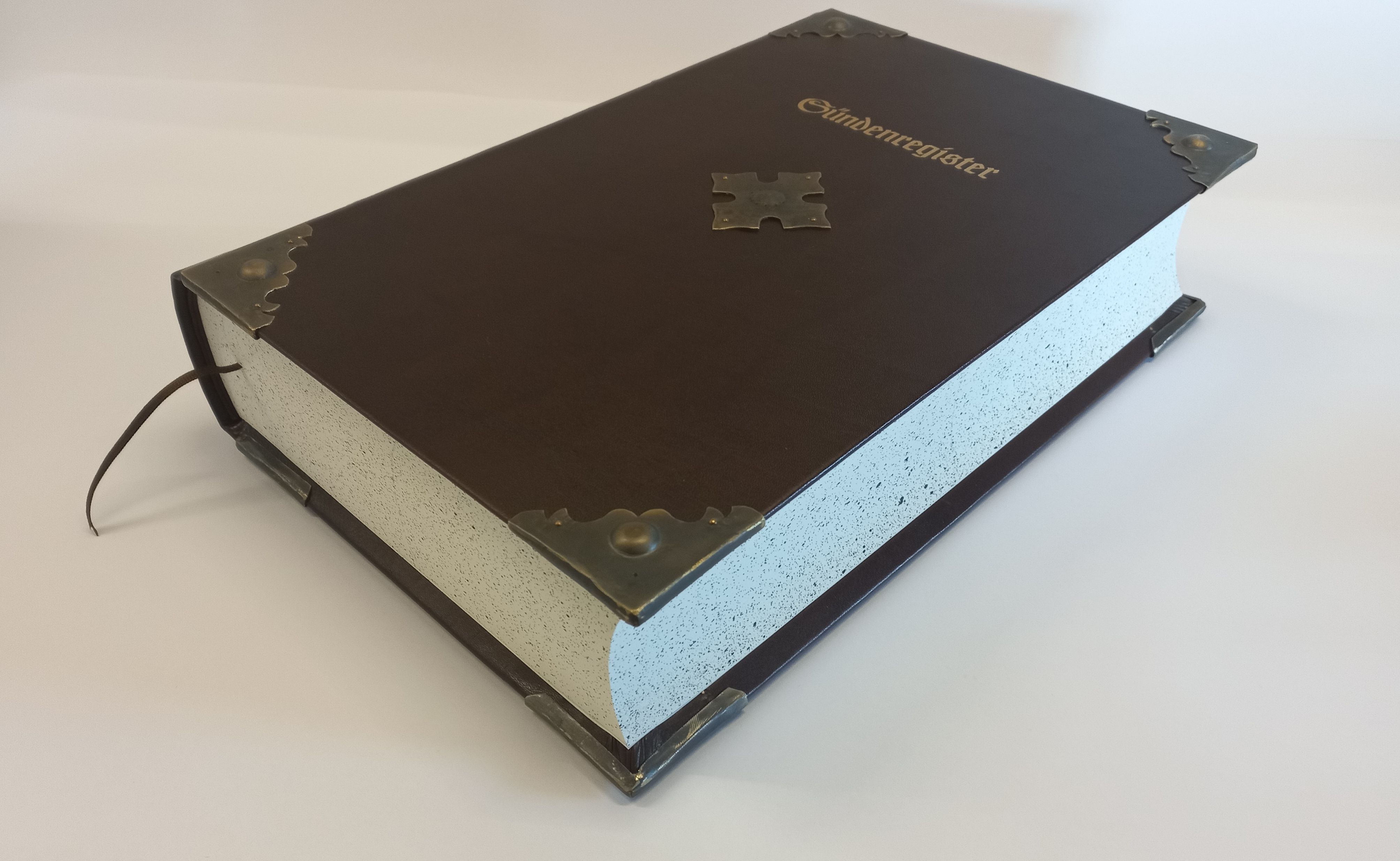 Lederband mit Holzdeckeln, Beschlägen und Sprengschnitt.